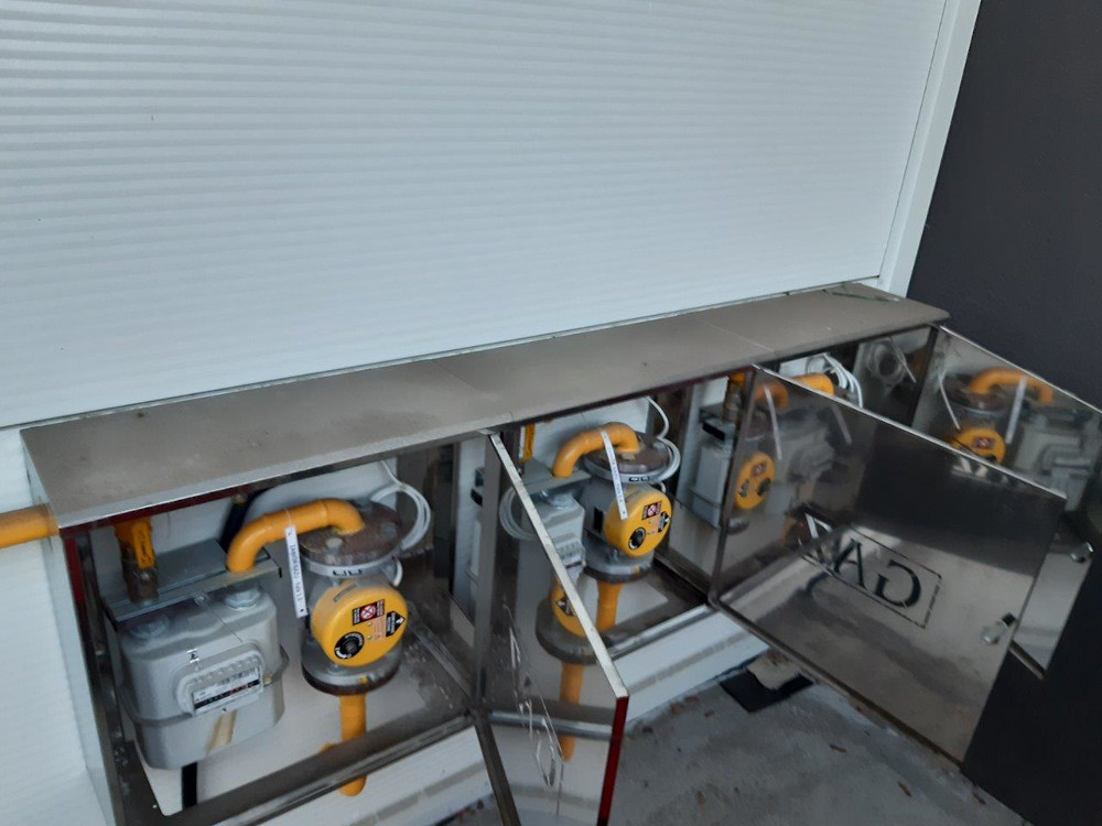 Fot.1 Przykład rozdziału instalacji gazowej do poszczególnych lokali z zaworami odcinającymi umieszczonymi na zewnątrz obiektu.